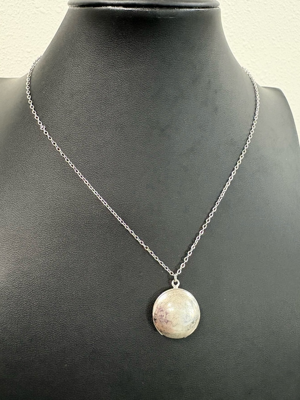 Plunder Design Silver Plated Round Etched Locket Necklace 18-20” Cable Link